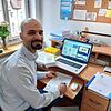 Wisam Hawasli an seinem Schreibtisch in seiner Wohnung: Obwohl der 33-Jährige sehr gut Deutsch spricht, will er seine Kenntnisse weiter ...