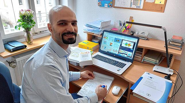 Wisam Hawasli an seinem Schreibtisch in seiner Wohnung: Obwohl der 33-Jährige sehr gut Deutsch spricht, will er seine Kenntnisse weiter ...