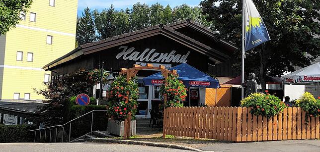 Das kleine Hallenbad in Schönwald muss seinen Betrieb vorläufig einstellen. Erst ab 1. Juli 2023 soll es wieder öffnen.