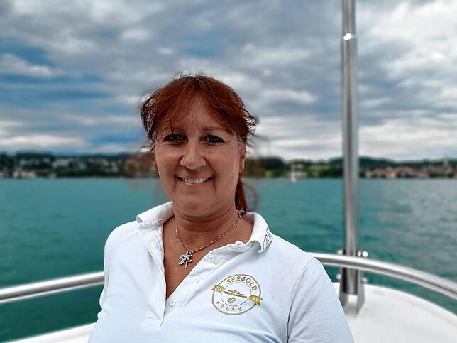 Petra Giess vom gleichnamigen Schifffahrtsunternehmen auf der Anfahrt Richtung Überlingen.