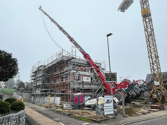 In Wahlen (Kanton Basel-Landschaft) kippt ein Autokran auf einen Rohbau.