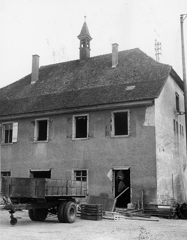 Das alte Nenzinger Rathaus wurde in den 1970ern abgerissen und neu gebaut.