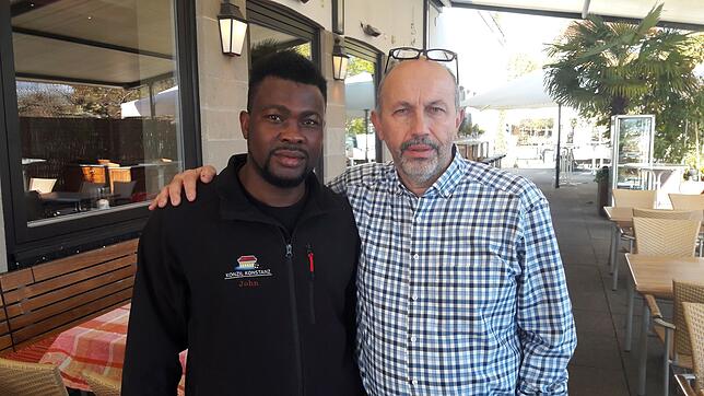 Konzilwirt Manfred Hölzl (rechts) und sein Mitarbeiter John Ikponmwen aus Nigeria, der nun ebenfalls Angst vor einer Abschiebung hat.