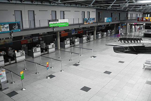 Der Flughafen Friedrichshafen ist in Zeiten der Corona-Krise fast menschenleer. Trotzdem hat er geöffnet.