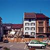 Mai 1985: Das Gasthaus &bdquo;Krone&ldquo; wird abgerissen. Der Münsterplatz diente als Parkplatz.