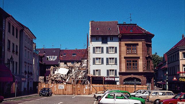 Mai 1985: Das Gasthaus &bdquo;Krone&ldquo; wird abgerissen. Der Münsterplatz diente als Parkplatz.
