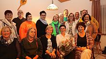 Diese Frauen und Männer bilden das Gerippe des Nachbarschaftshilfevereins Hilfe von Haus zu Haus e.V. Das Gruppenbild zeigt vorne (mit ...