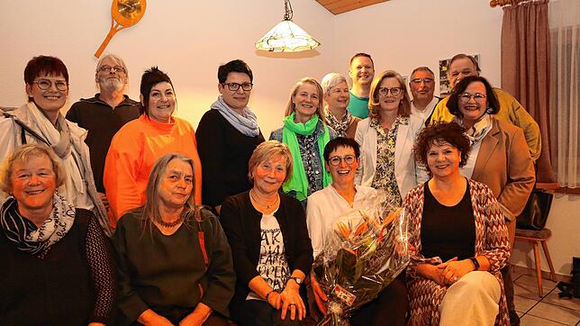 Diese Frauen und Männer bilden das Gerippe des Nachbarschaftshilfevereins Hilfe von Haus zu Haus e.V. Das Gruppenbild zeigt vorne (mit ...