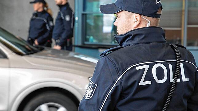 Zöllner bei der Grenzkontrolle (Symbolbild). Am Grenzübergang Rheinfelden-Autobahn bewiesen Zollbeamte nun den richtigen Riecher für ...