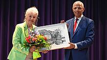 Das Gedächtnis der Verwaltung Königsfeld, Irmgard Kern-Kaiser, wird von Bürgermeister Fritz Link verabschiedet. Als Dank überreicht Link ...