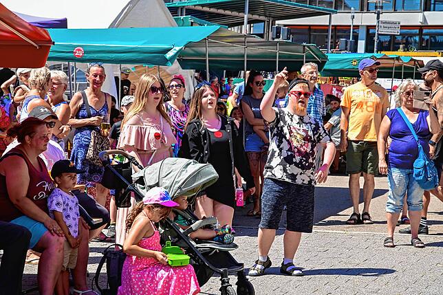 Bild 17: Stadtfest in St. Georgen: Viele Besucher schmückten das Fest. Gute Unterhaltung und schönes Wetter.