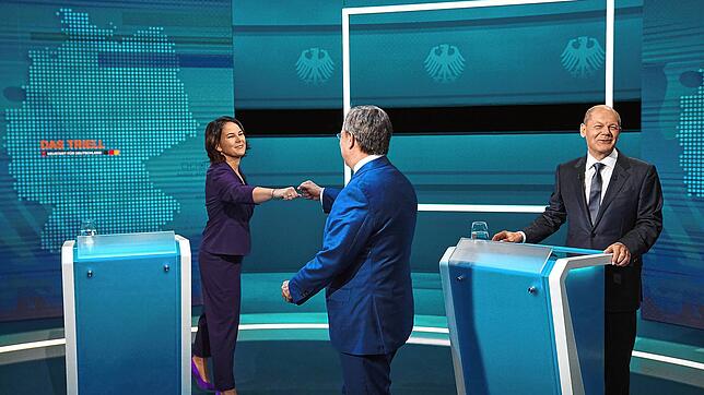 Die Kanzlerkandidaten Armin Laschet (M CDU), Annalena Baerbock (l, Bündnis 90/Die Grünen) und Olaf Scholz (SPD) begrüßen sich vor der ...
