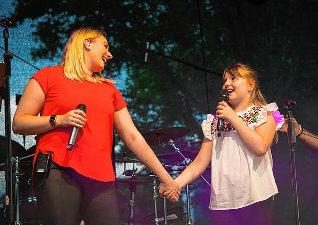 Michelle Marber von der Band CrossAge im Duett mit ihrer kleinen Schwester Amy-Lee – ein Garant für einen Gänsehautmoment.
