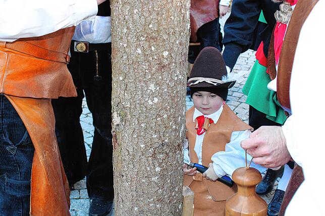 Bild 11: Kinderumzug und Setzen des Kindernarrenbaums in Stockach (Teil 2)