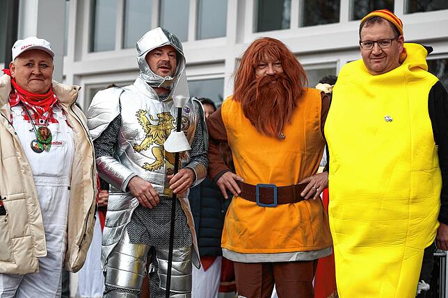 Bild 21: Rathaussturm in Moos: Gemeinde wehrt sich als römische Armee – Die Bilder vom Fasnacht-Spektakel!