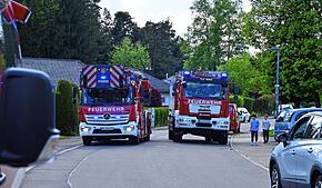 Die Feuerwehr fährt mit Blaulicht zum Einsatz in die Kinzigstraße.