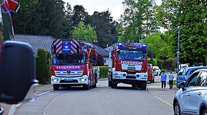 Die Feuerwehr fährt mit Blaulicht zum Einsatz in die Kinzigstraße.
