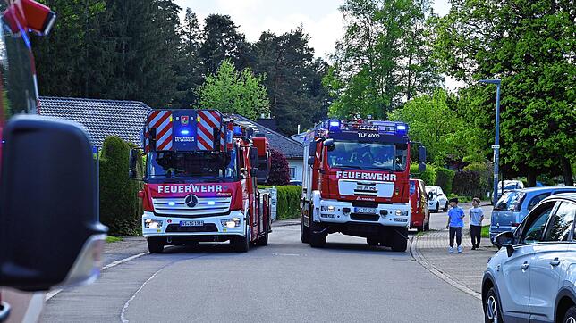 Die Feuerwehr fährt mit Blaulicht zum Einsatz in die Kinzigstraße.