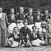 Historisches Foto einer Mannschaft von 1947/48 oder 1948/49. Hinten von links: Hans Fritz, Georg Michla, Alfons Gatti, Artur Pfeifer, ...
