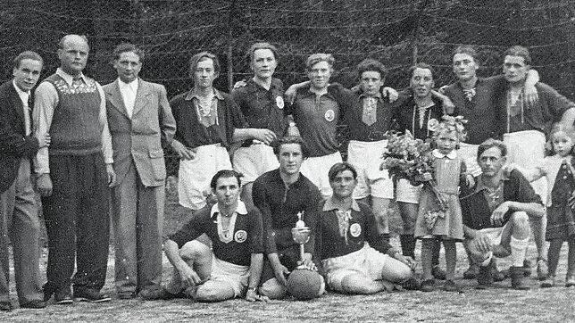 Historisches Foto einer Mannschaft von 1947/48 oder 1948/49. Hinten von links: Hans Fritz, Georg Michla, Alfons Gatti, Artur Pfeifer, ...