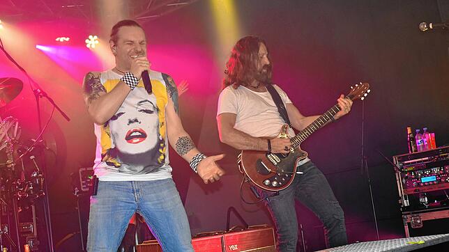 Die Queen-Cover-Band The Queen Kings gastierte in der Huber-Kulturhalle und sorgte für ausgelassene Partystimmung. Bilder: Hrvoje Miloslavic