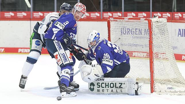 Schwenningens Verteidiger Niclas Burström (vorn) wird nach Olympia-Pause wieder ins Spielgeschehen eingreifen.