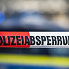 Die Polizei findet die Leiche der jungen Frau in einer Gartenanlage. Nun wird wegen eines mutmaßlichen Gewaltdelikts ermittelt. (Symbolbild)