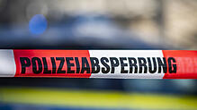 Die Polizei findet die Leiche der jungen Frau in einer Gartenanlage. Nun wird wegen eines mutmaßlichen Gewaltdelikts ermittelt. (Symbolbild)