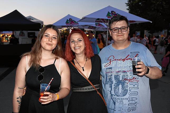 Bild 19: Seenachtfest 2024: Party auf dem Festgelände. Hier sorgen DJs und Bands für Stimmung bei den Gästen