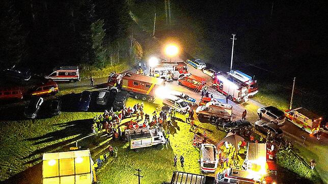 Insgesamt 500 Einsatzkräfte und Spontanhelfer suchen nach dem vermissten Kleinkind. Fotos: Feuerwehr