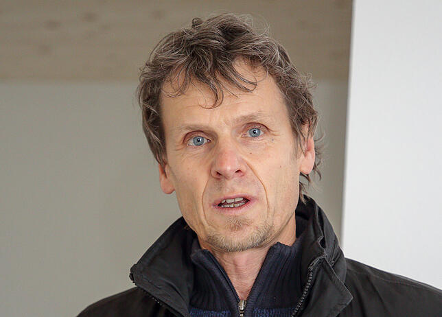 Gebäudemanager Andreas Reichmann verwaltet die 69 Wohnungen der Gemeinde.