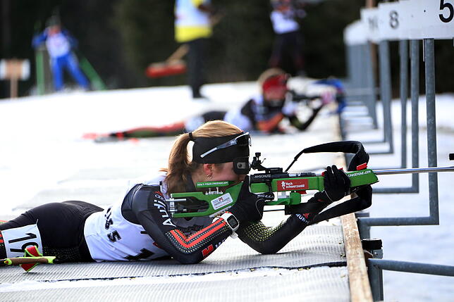 Volle Konzentration am Schießstand: Emilie Behringer (SC Todtmoos) gewann beim Deutschlandpokal auf dem Notschrei den Einzel-Wettbewerb ...