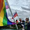 Oberbürgermeister Uli Burchardt und Julika Funk von der städtischen Chancengleichheitsstelle beim Hissen der Regenboggenflagge auf der ...