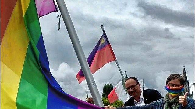 Oberbürgermeister Uli Burchardt und Julika Funk von der städtischen Chancengleichheitsstelle beim Hissen der Regenboggenflagge auf der ...