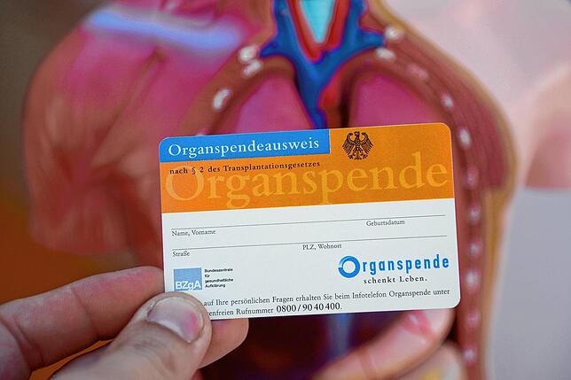 Der deutsche Organspendeausweis – ein Pendant gibt es auch in der Schweiz. Oft genutzt wird er aber nicht.