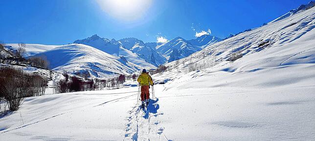 Sajjad Husaini steigt in seiner Heimat Bamyan mit Freunden auf die Berge. Einen Lift gibt es hier nicht.