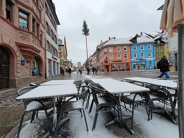 Das französische Café und der Baum: Geübte Ziegel-Buben könnten am Samstag in der Niederen Straße eine herausfordernde Fall-Richtung sehen.