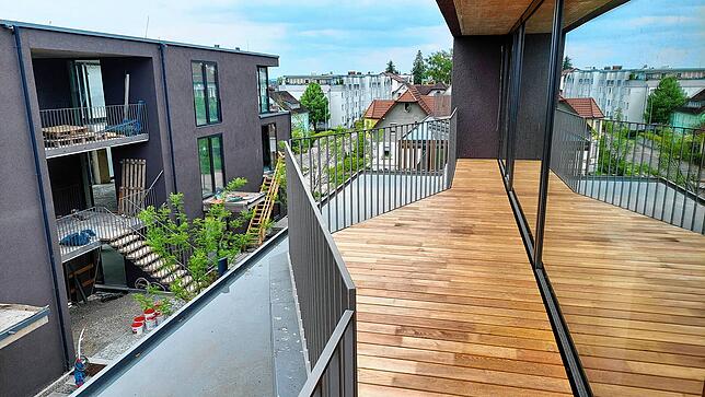 Bei dieser Penthouse-Wohnung führt der Balkon an zwei Seiten der Fassade entlang.
