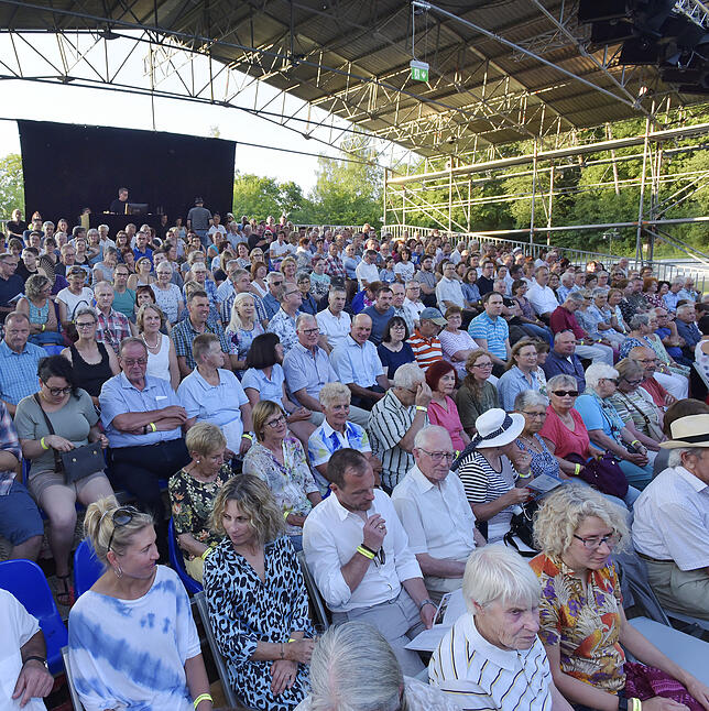 Über 350 begeisterte Premierengäste zeigen sich beeindruckt von der Jubiläums-Aufführung des Hüfinger Sommertheaters. Alle Bilder: ...