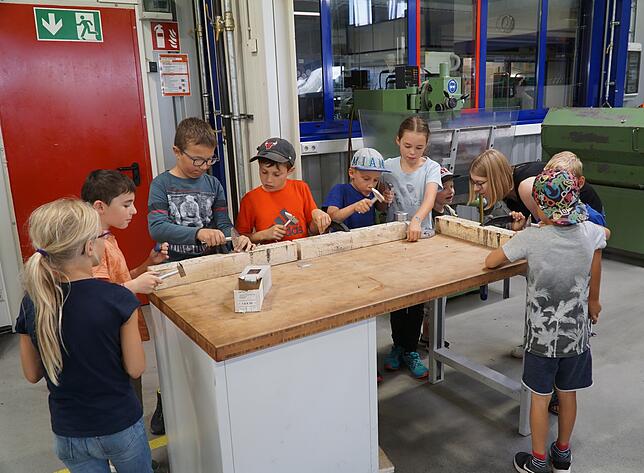 Ob der selbstgebaute Hammer das übersteht? Beim Nageln testeten die Kinder ihr Werk sogleich.