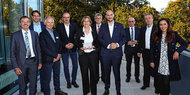 Politik und Forschung trafen für die Übergabe aufeinander. Von links: Daniel Keim, Andreas Jung, Thomas Steier, Uli Burchardt, Katharina ...