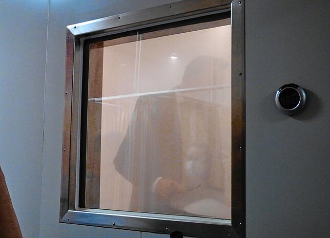 Hinter dem milchigen Fenster herrschen minus 110 Grad Celsius. Andreas Schwarz testet bei seinem Besuch in Bad Säckingen die Kältekammer ...