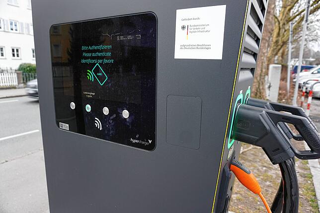 Was kostet die Kilowattstunde? Preise stehen an den Ladestationen draußen meistens nicht dran.