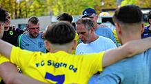 Trainer Daniel Wieser und der FC Singen mussten in Teningen eine böse 0:8-Klastsche hinnehmen.