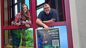 Eva-Maria Eschbach und Thomas Ays, der Leiter des Tourismus- und Kulturamtes, organisieren den Bad Säckinger Poetry Slam. Die ...