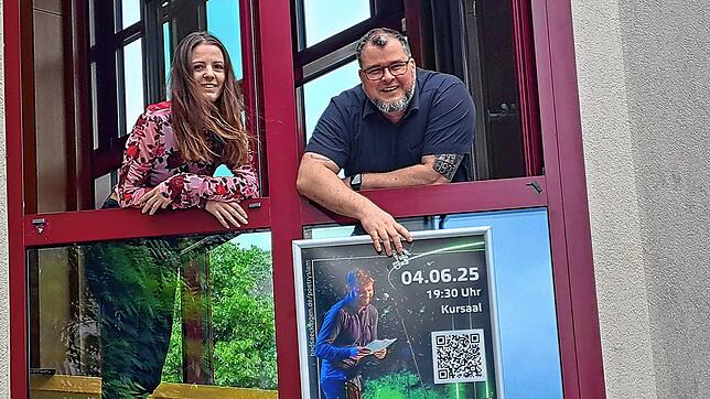Eva-Maria Eschbach und Thomas Ays, der Leiter des Tourismus- und Kulturamtes, organisieren den Bad Säckinger Poetry Slam. Die ...