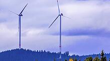 Windkraftanlagen erregen die Gemüter. Hier zwei Anlagen bei Häusern. Foto: Wilfried Dieckmann