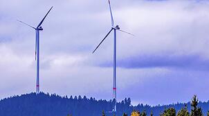 Windkraftanlagen erregen die Gemüter. Hier zwei Anlagen bei Häusern. Foto: Wilfried Dieckmann
