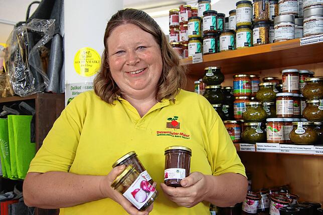 Diana Maier-Ketterer zeigt Produkte, die mit Höri-Bülle zubereitet wurden, etwa Chutney oder eingelegte Bülle.