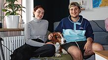 Vertrauen braucht Zeit: Isabella Isele und Jean-Marcel Rieger versuchen, den skeptischen Griffon-Mix Luis für sich zu gewinnen.